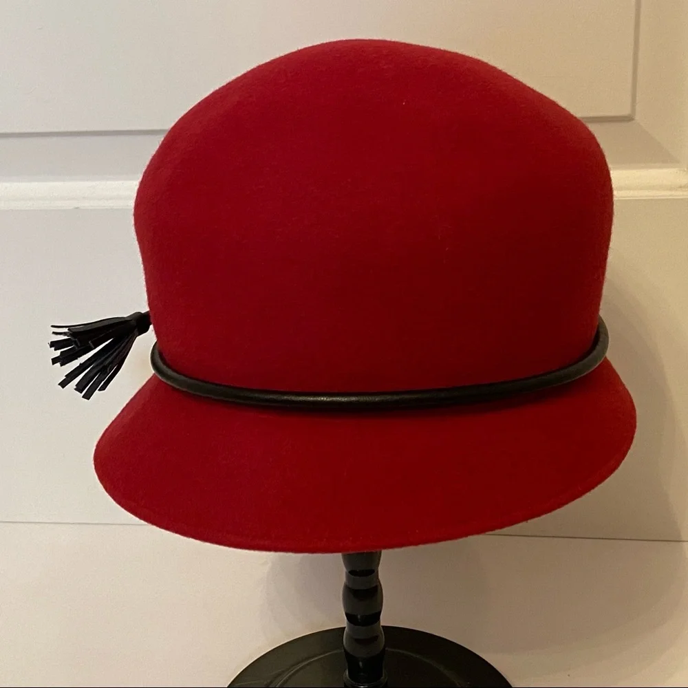 ALESSANDRA BACCI SCARPELLINI FIRENZE ITALY HAT RED BLACK LEATHER FRINGE TIE